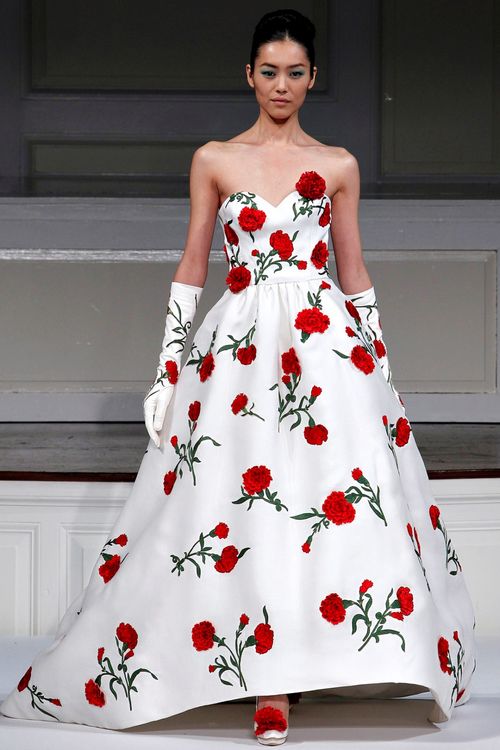 Советы какого фасона выбрать белое платье с цветами